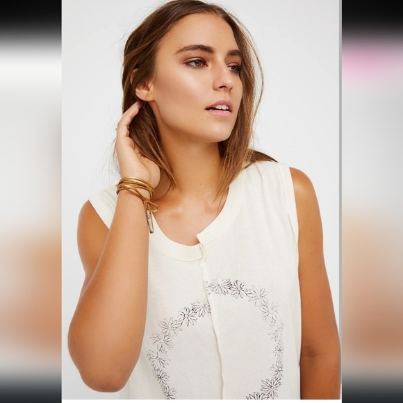 We‎ the free | Daisy Flower Graphic Sleeveless Tank, Medium - Picture 1 of 8